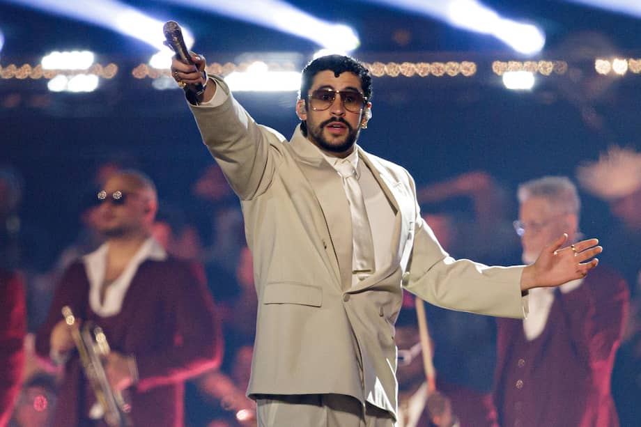 Bad Bunny se presenta en Perú durante un concierto de su gira mundial 'Debí tirar más fotos'.