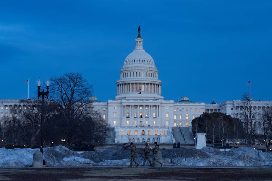 Miembros de la Guardia Nacional caminan fuera del Capitolio de los Estados Unidos antes del discurso sobre el Estado de la Unión que pronunciará el presidente estadounidense Donald Trump esta noche en Washington.