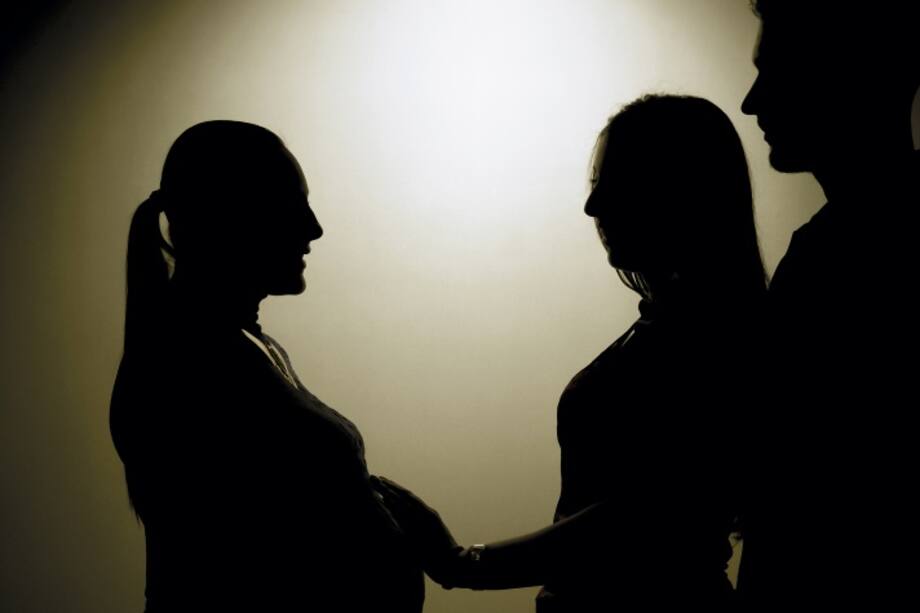 Mujer tocando vientre de mujer embarazada