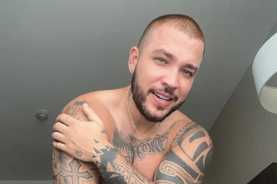 El cantante Jessi Uribe se hizo una robusta mancha negra para tapar la imagen que tenía en homenaje a su ex.