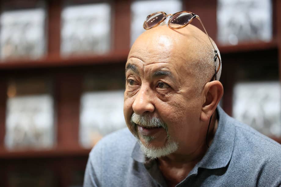 El escritor cubano, Leonardo Padura, habla en una entrevista, en Ciudad de Panamá (Panamá).