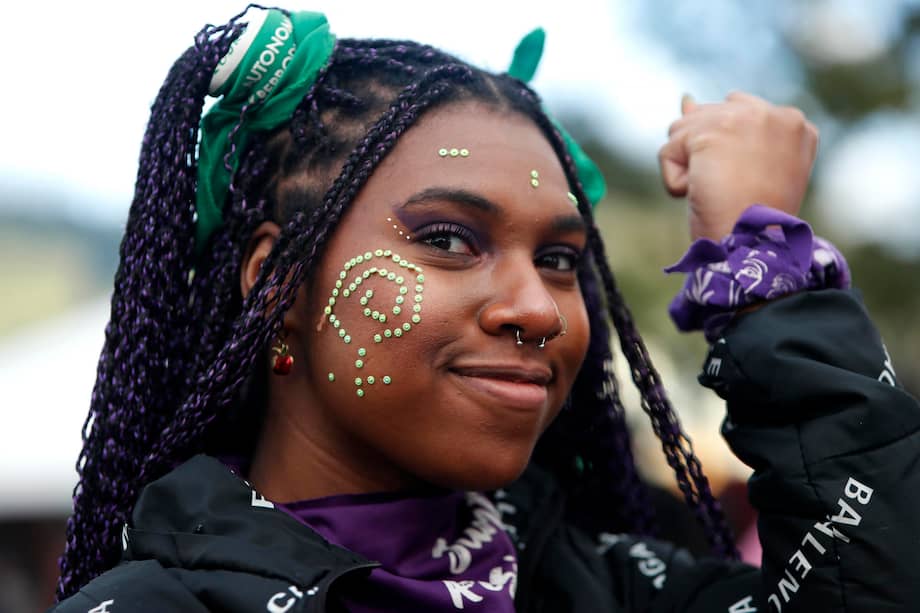 Una mujer participa en una concentración como parte del Día Internacional de Eliminación de la Violencia contra la Mujer en Bogotá (Colombia). EFE/ Camila Díaz