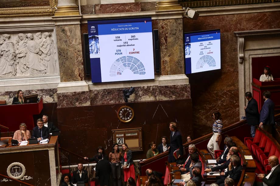 Las pantallas muestran los resultados de la votación sobre un proyecto de ley de protección infantil, con 378 votos a favor y 7 en contra, en la Asamblea Nacional francesa en París.