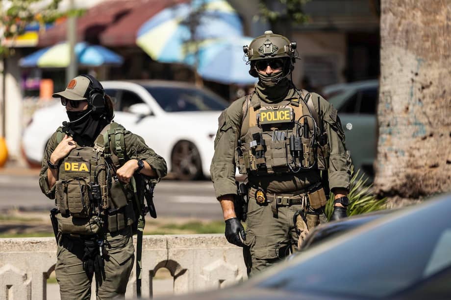 gentes de policía y funcionarios federales de la Administración para el Control de Drogas (DEA) y del Departamento de Policía de Los Ángeles (LAPD).