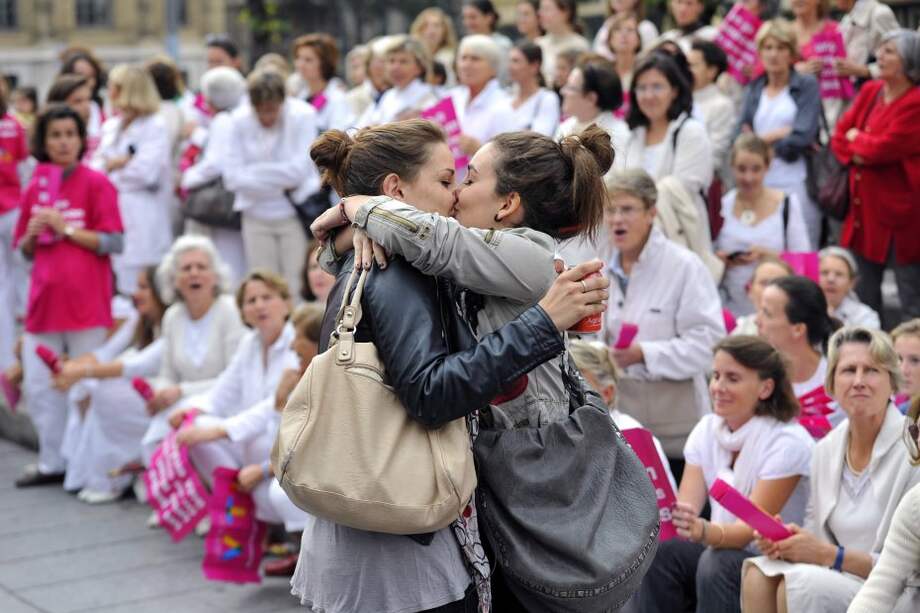 Durante una manifestación contra el matrimonio gay, estas dos jóvenes demostraron su inconformidad./ AFP