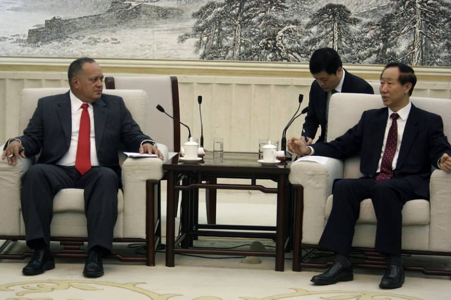 El presidente de la Asamblea Nacional de Venezuela, Diosdado Cabello (i), durante el encuentro que ha mantenido con el director del Departamento Internacional del Partido Comunista de China (PCCh), Wang Jiarui./ EFE
