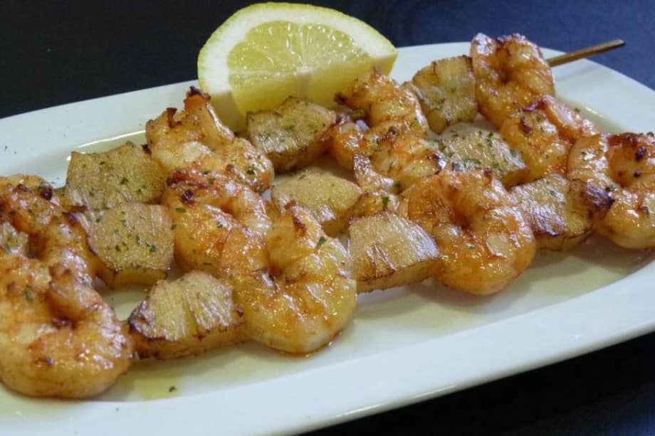 Langostinos con puré de arracacha, cilantro y salsa de panela y especias