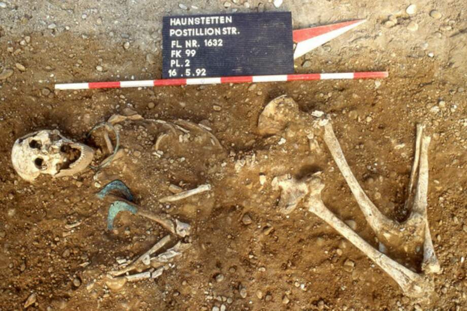 Restos humanos descubiertos al sur de Augsburgo (Alemania) de hace entre 2.500 y 1.650 a.C. / Stadtarchäologie Augsburg