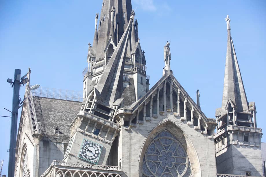 Fotografía que muestra la Catedral Basílica Metropolitana de Nuestra Señora del Rosario afectada tras un fuerte temblor este lunes, en Manizales (Colombia). EFE/ John Jairo Bonilla