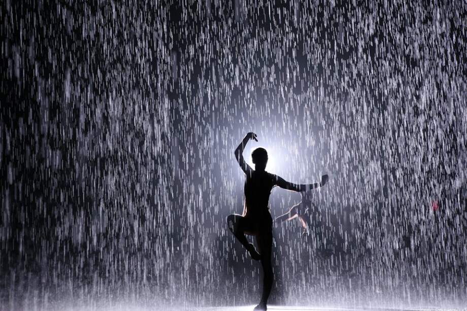 Fotografía facilitada por el Museo de Arte Moderno de Nueva York (MoMA) de la instalación "Rain Room", en ese museo. / EFE