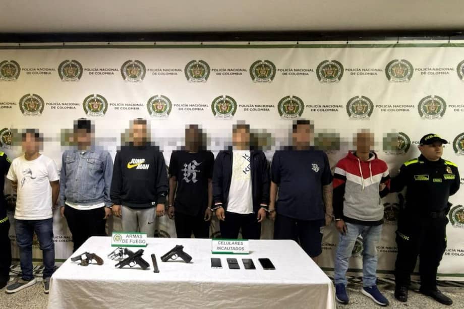 En el operativo también incautaron cuatro armas de fuego que serán sometidas a análisis balístico por las autoridades judiciales.