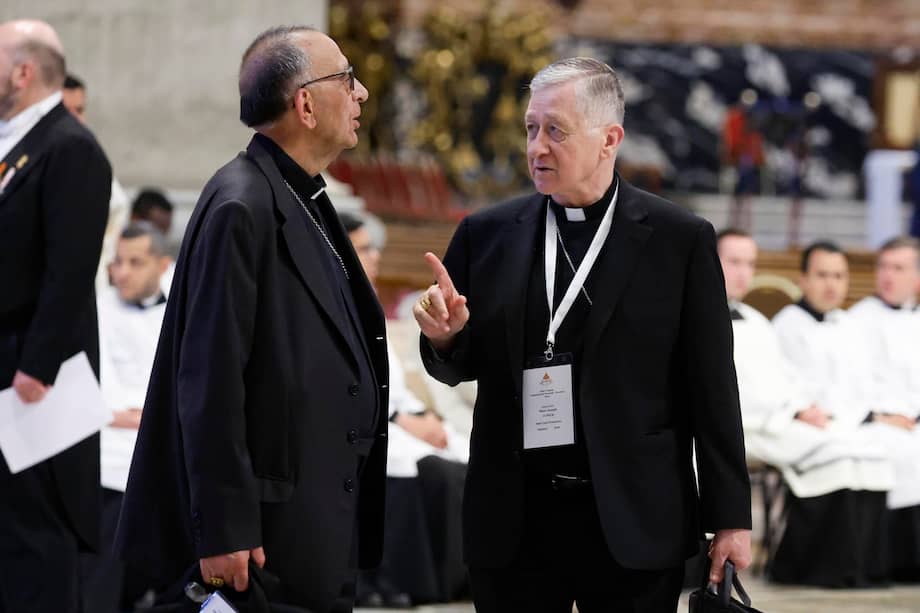 Los cardenales Juan José Omella (izq.) y Blase Cupich en la quinta misa de noviembre en memoria del difunto Papa Francisco en la Basílica de San Pedro.