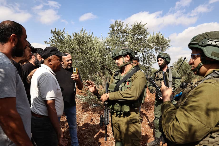 Imagen de referencia. Tropas israelíes ordenan a los agricultores palestinos, y a los voluntarios que les ayudan, que abandonen un campo de aceitunas en el pueblo de Qusra, al sur de Nablus, en la Cisjordania ocupada.