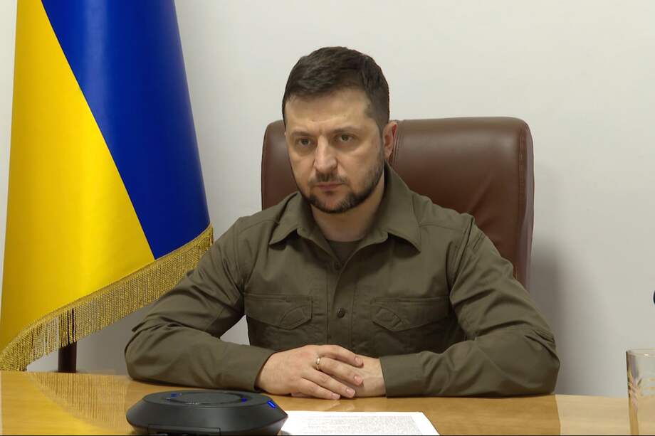 Zelenski quiere que la OTAN le entregue a Ucrania aviones de combate avanzados, sistemas de defensa antimisiles, tanques, vehículos armados y misiles antibuques. “En estas tres cumbres veremos quién es un amigo, quién es un socio y quién nos ha traicionado por dinero”, afirmó.