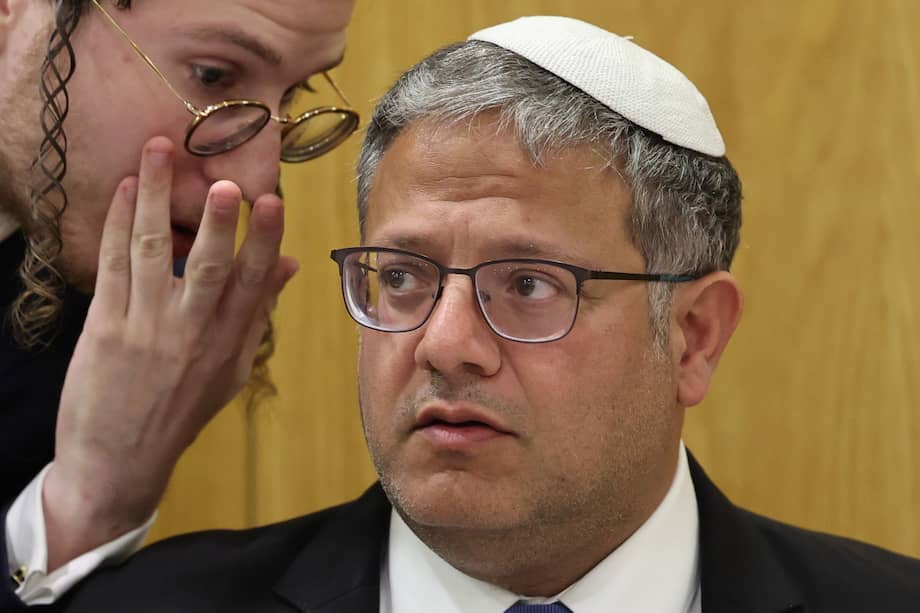Itamar Ben Gvir (R), ministro de seguridad nacional israelí y líder del partido político de extrema derecha Otzma Yehudit, asiste a la reunión de su partido en la Knesset, el parlamento israelí en Jerusalén, el 3 de junio de 2024.