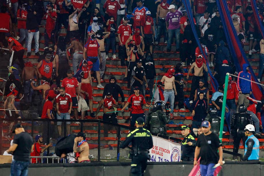 Aficionados de Medellín se enfrentan con Integrantes de la Unidad de Diálogo y Mantenimiento del Orden (UNDMO) este miércoles, al finalizar el partido de vuelta por la final de la Copa Colombia entre Medellín y Nacional en el estadio Atanasio Girardot, en Medellín (Colombia).