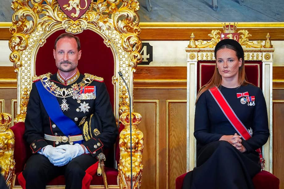 El rey Haakon VIII de Noruega (izquierda) presta juramento formal de lealtad a la Constitución en el Parlamento noruego, Storting, junto a la princesa heredera Ingrid Alexandra (derecha).