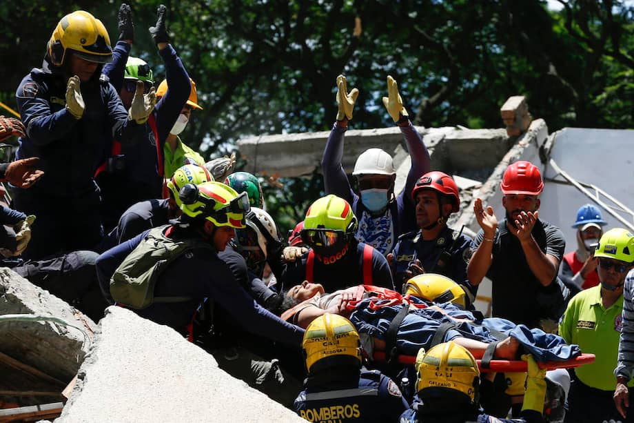 AME8082. CALI (COLOMBIA), 11/08/2026.- Integrantes del cuerpo de Bomberos de Cali rescatan a Diana Troncoso, de 31 años, quien permaneció atrapada entre los escombros de un edificio colapsado en el barrio Torres del Limonar, tras el terremoto de magnitud 7,4, este martes en Cali (Colombia). EFE/ Ernesto Guzmán