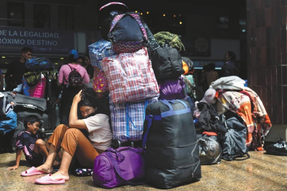 Viajar en temporada alta implica más planeación para evitar filas, sobrecostos y contratiempos en aeropuertos y destinos turísticos.