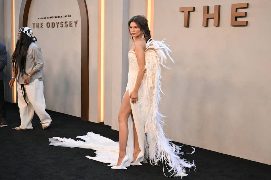 El espectacular diseño se completa con unos tacones de Christian Louboutin. / Angela Weiss / AFP