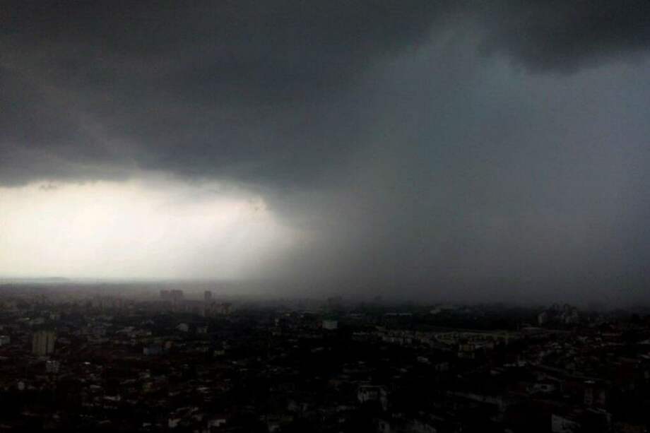 Imagen del fuerte aguacero registrado en Cali, enviado por: Lola Pastrana ?@loladelasrosas