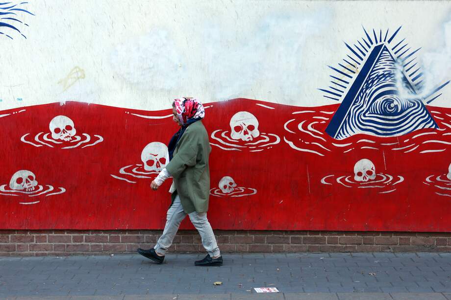 "Dejo entonces que vuelvan los grandes dictadores que retrató Chaplin; que el viento se colme de frases de odio; que los suelos se bañen de sangre inocente, mientras los ricos se secan sus lágrimas falsas con dólares de indicador favorable": Santiago Bohórquez Garrott