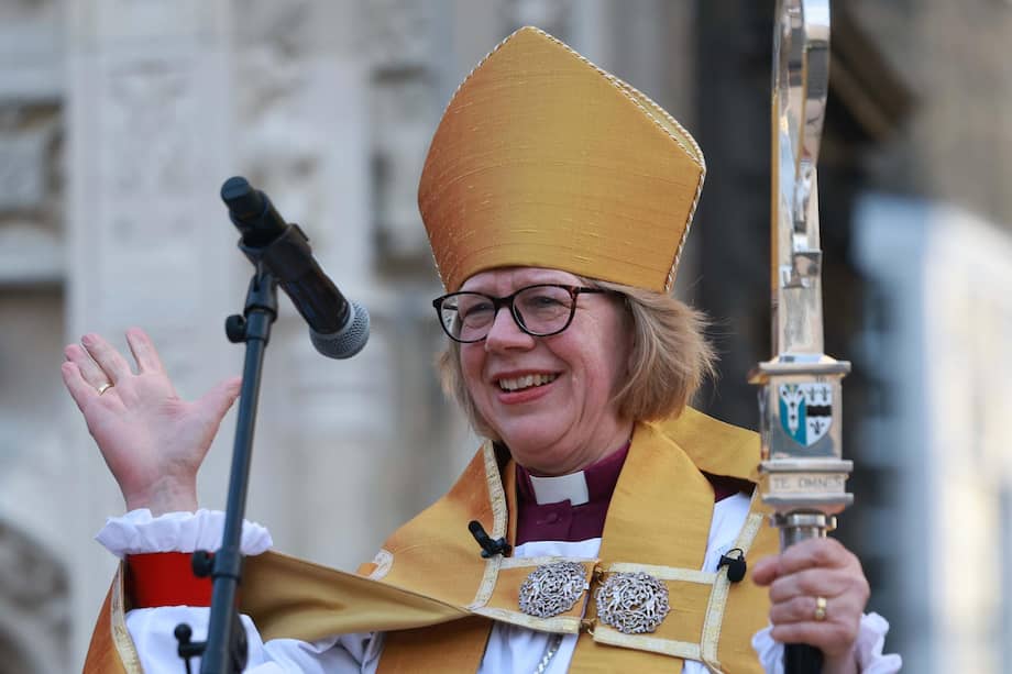 Sarah Mullally se marcha tras su investidura como Arzobispa de Canterbury.
