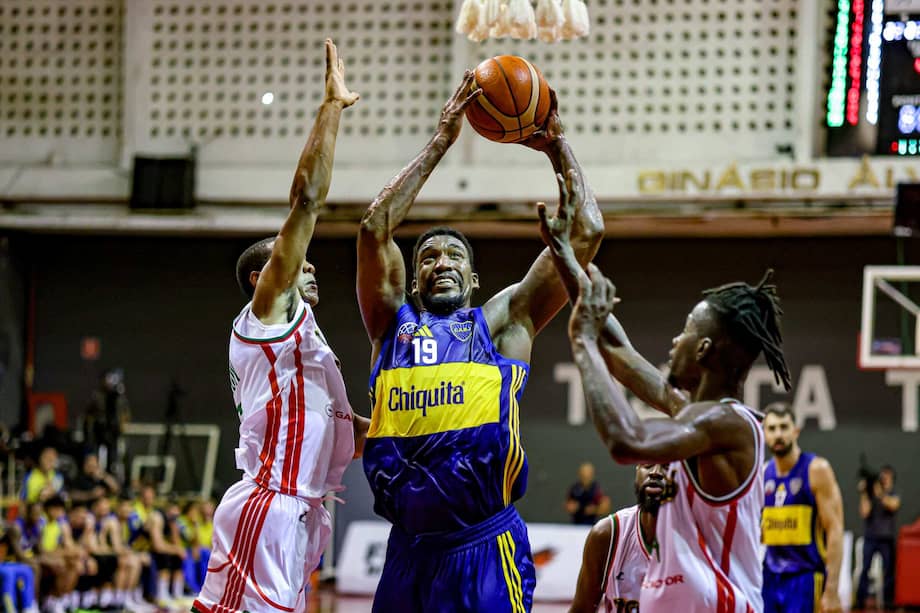 Andrés Ibargüen (centro), con la camiseta de Boca Juniors en la Basketball Champions League.