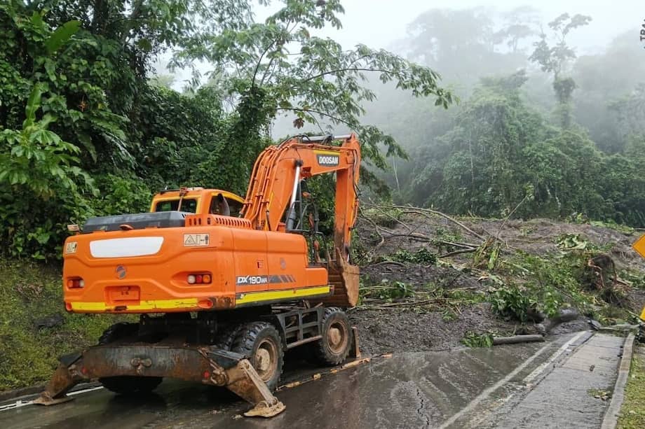 Una retroexcavadora trabaja en la remoción de tierra y rocas tras un deslizamiento que bloqueó la Tranversal del Sisga.