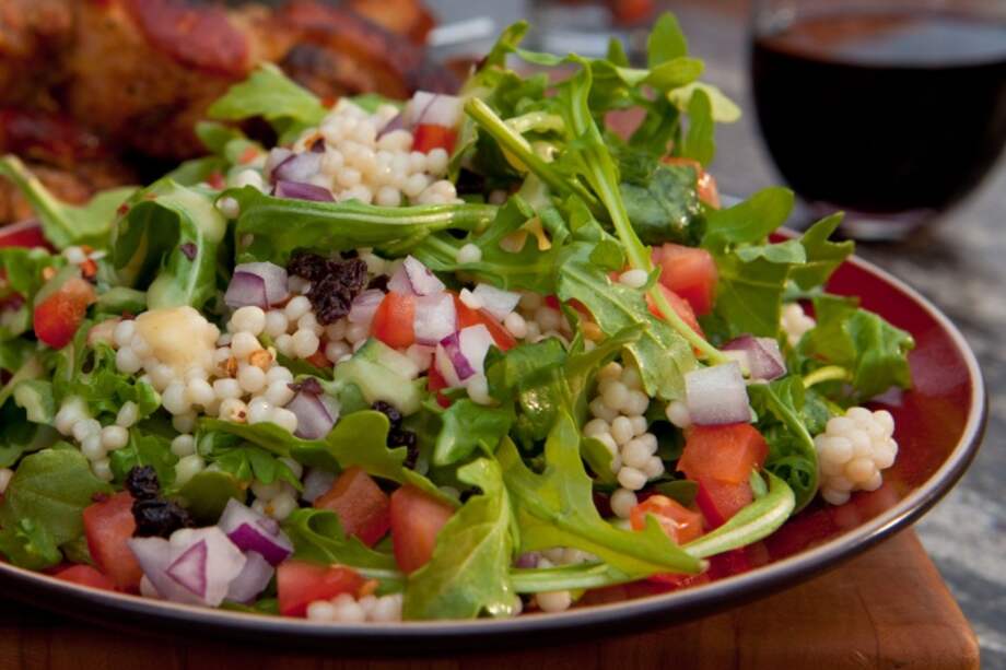 Ensalada de cuscús israelí y rúcula, una cena muy balanceada