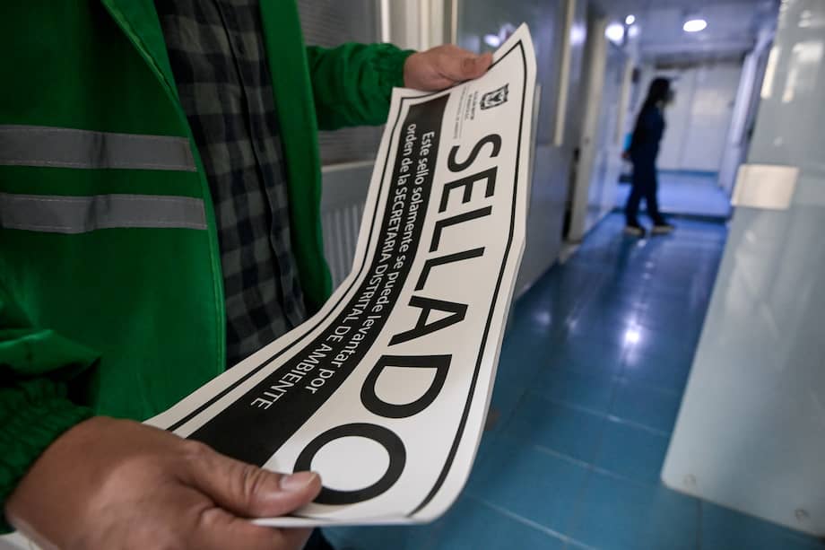 Tras constatar que una clínica veterinaria de la localidad de Suba abandonó gasas, jeringas y otros residuos hospitalarios en el espacio público, la Secretaría de Ambiente selló, de manera temporal, las áreas de hospitalización, cirugía y consulta.