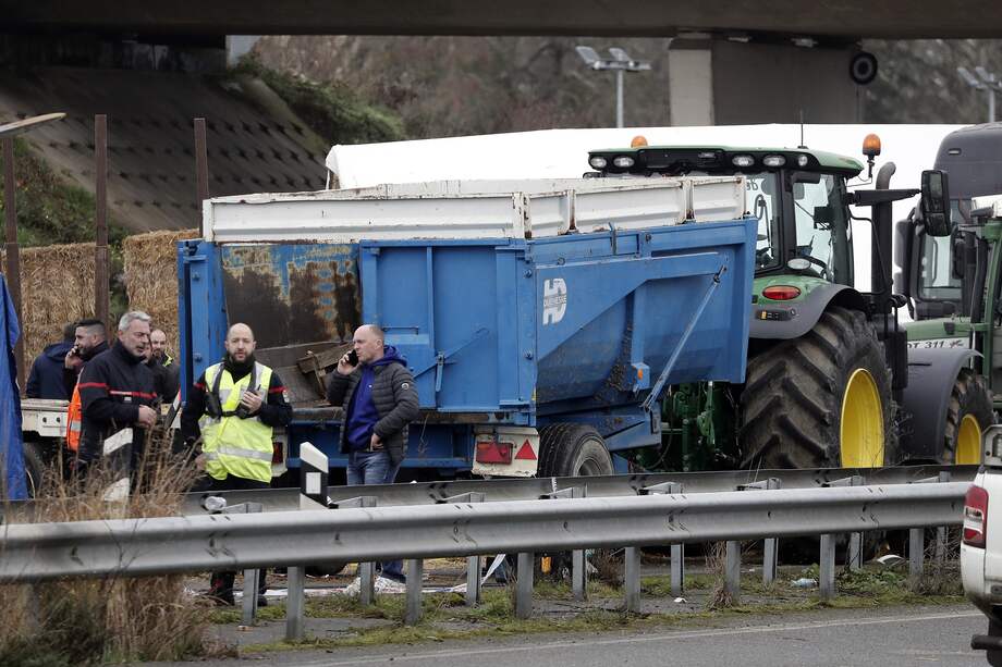 Socorristas y agentes de policía trabajan en el lugar después de que un coche golpeó una barricada durante una protesta de agricultores franceses, en Pamiers, a unos 700 km al sur de París, Franci.