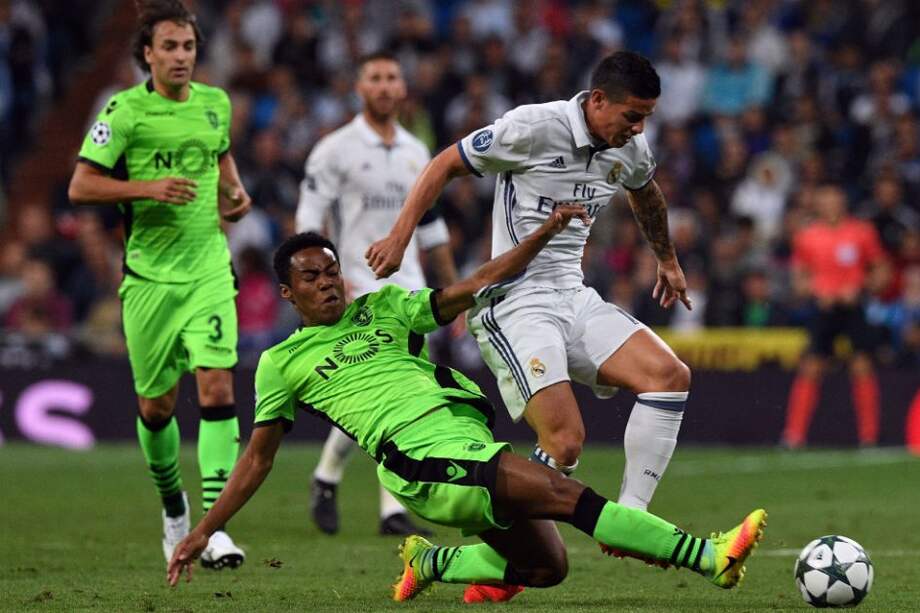 James Rodríguez pelea un balón en la mitad de la cancha. Foto: AFP
