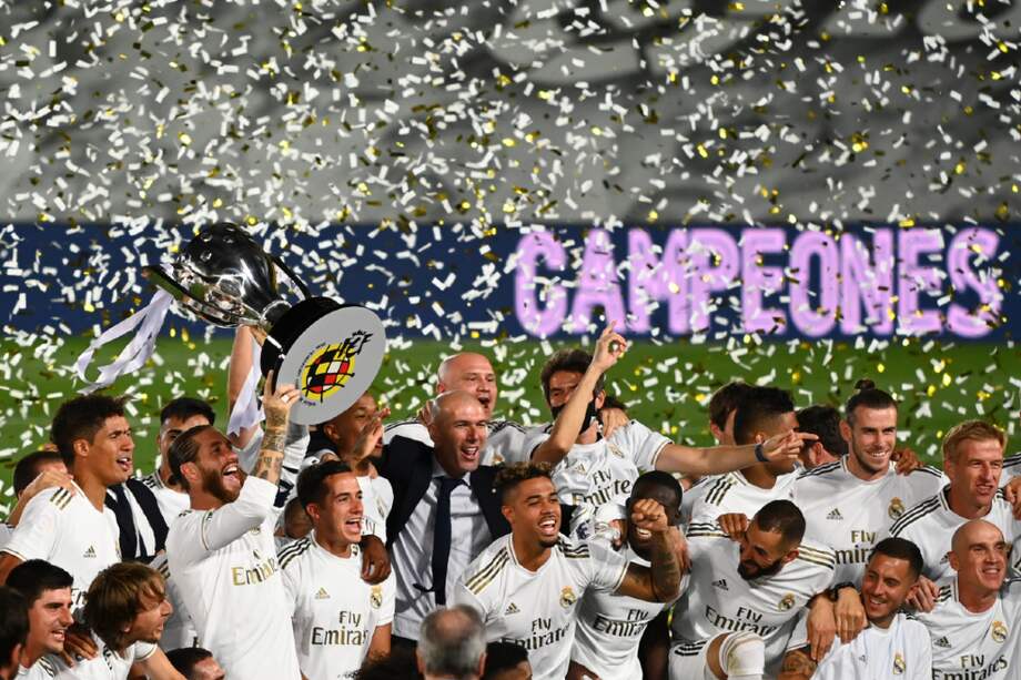 Zidane y sus jugadores celebran el título 34 de Real Madrid en La Liga de España.