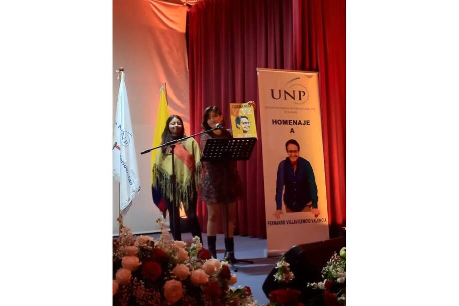 Amanda y Tamia Villavicencio durante el homenaje a su padre.