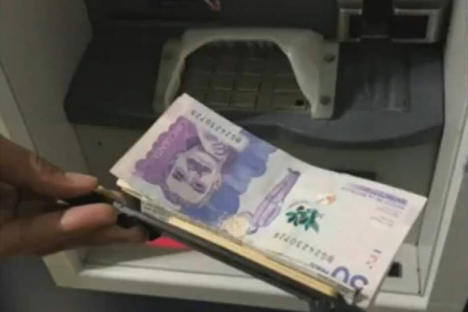 A los capturados se les encontraron dos bandas con las que manipulaban los cajeros de la ciudad.