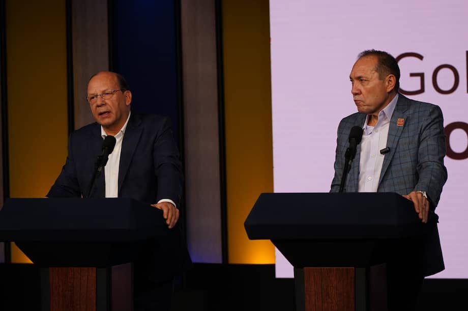 Los ministros de Hacienda y Trabajo, Germán Ávila y Antonio Sanguino, durante una rueda de prensa para explicar las medidas de la emergencia económica y la argumentación detrás del aumento del salario mínimo.
