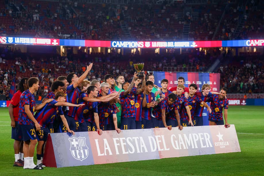 Los jugadores del Barcelona posan con el trofeo al finalizar el partido del Trofeo Joan Gamper 2026 que le ganaron 2-1 al Al Ahly de Egipto, disputado este miércoles 19 de agosto en el Camp Nou de Cataluña.