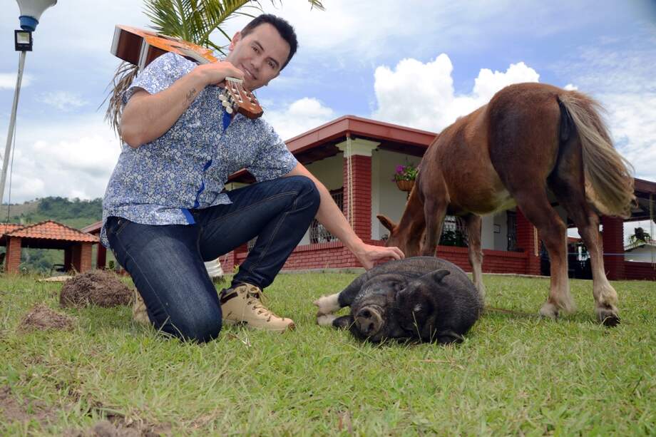 Jhonny Rivera tiene en su finca a un cerdo de nombre Pumba, al que trata como a su mascota. / Sandra Pino Bacca