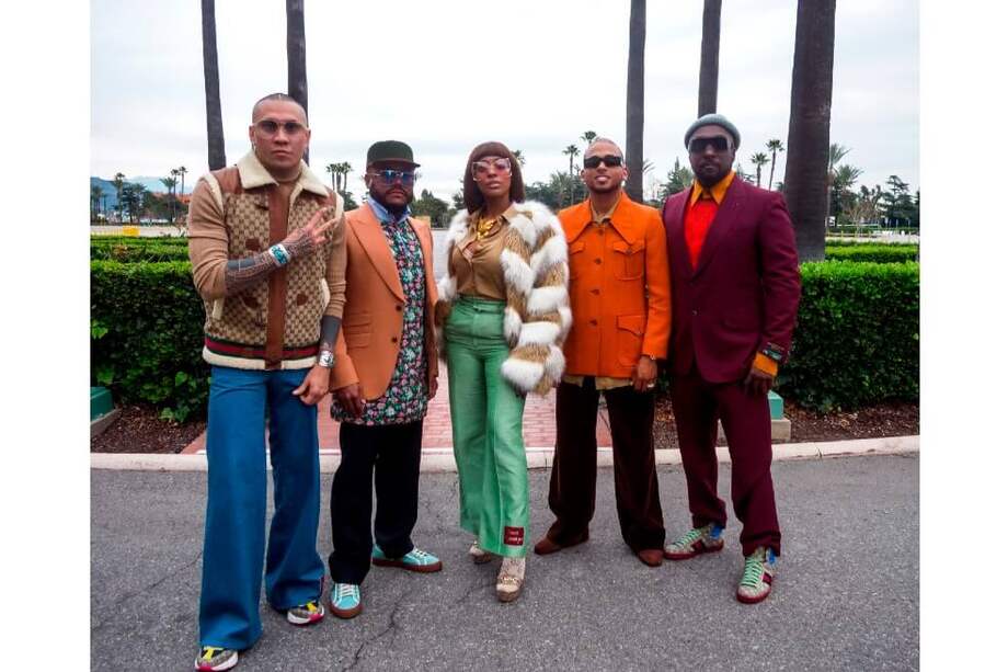 El cantante puertorriqueño Ozuna junto con los miembros del grupo estadounidense de rap Black Eyed Peas, Apl.de.ap, Taboo, y Will.i.am, y la cantante filipina J.Rey Soul. / EFE