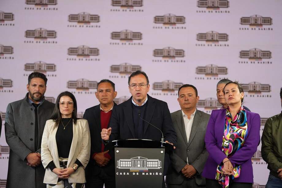 El ministro del Interior, Alfonso Prada, junto a la ministra a la Salud, Carolina Corcho, y los ponentes de la reforma a la salud en el Congreso.