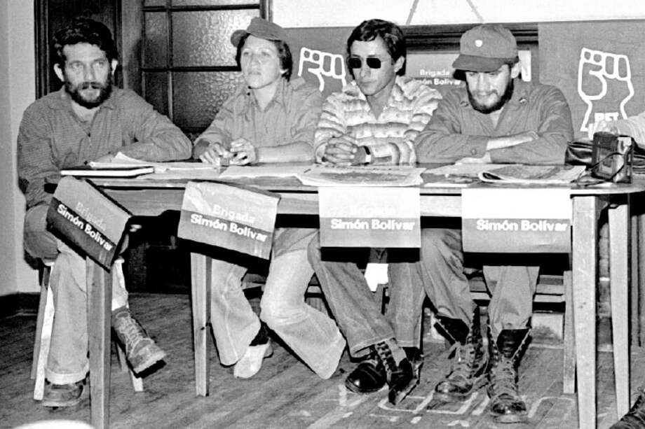 Kemel George (izq.), universitario; María Claudia Linares, correctora de este diario; Álvaro Zúñiga, torero, y Édgar Quintero, universitario, hablaron a su regreso de la guerra, en agosto de 1979. Varios de ellos volvieron para la reconstrucción de Nicaragua. / Archivo El Espectador - Manuel Rodríguez