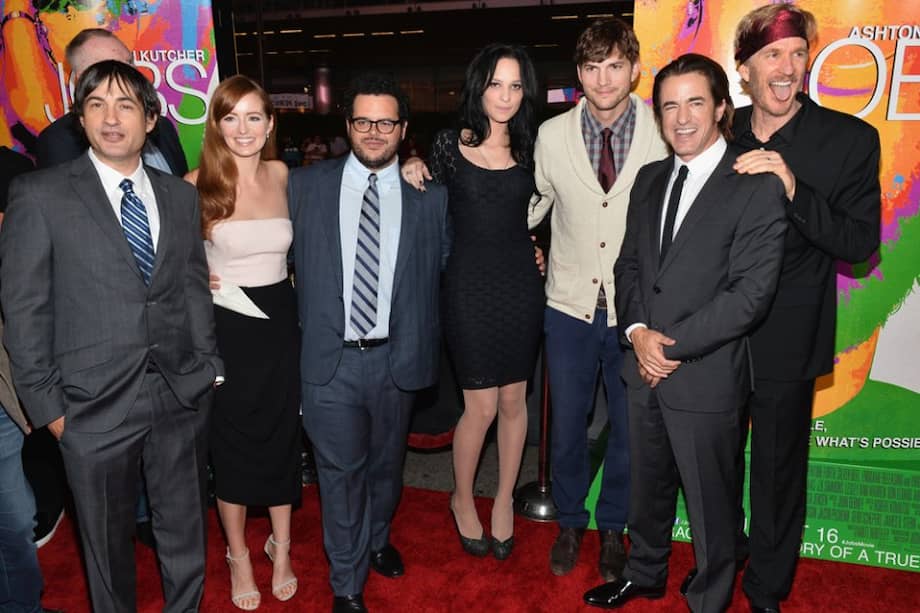 El director Joshua Michael Stern y los actores Ahna O'Reilly, Josh Gad, Ruby Modine, Ashton Kutcher, Dermot Mulroney y Matthew Modine asisten a le presentación de "Jobs" en Los Ángeles.