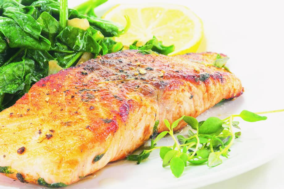 El pescado a las finas hierbas es una de las recetas que se pueden preparar con Jugoso al Sartén de Maggi. / Getty Images