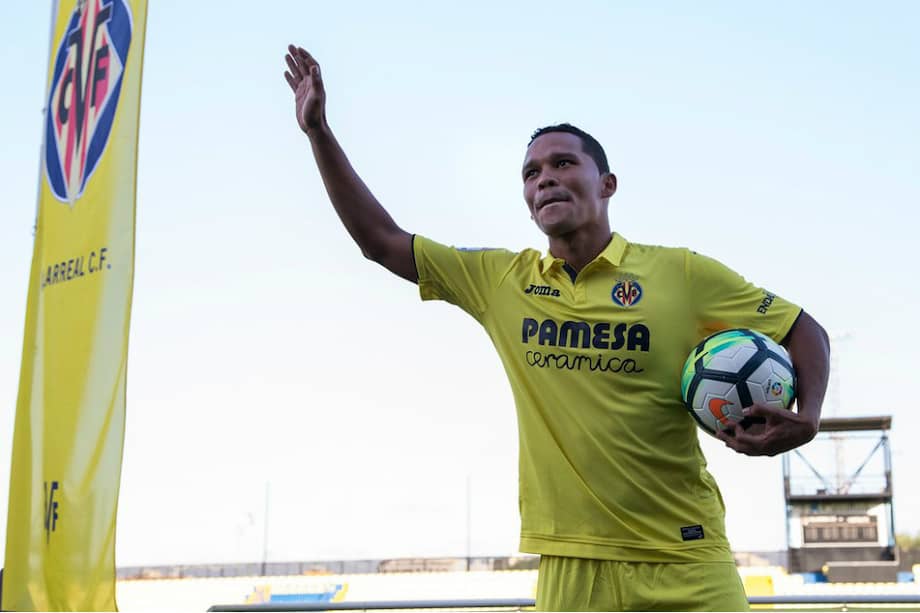 El futbolista colombiano Carlos Bacca, este miércoles, durante su presentación en el Villarreal. / @VillarrealCF