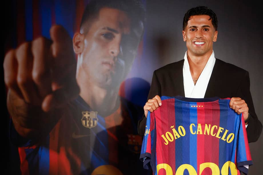 Joao Cancelo durante su presentación como nuevo jugador del FC Barcelona tras firmar su hasta junio del 2029. EFE/ Quique Garcia