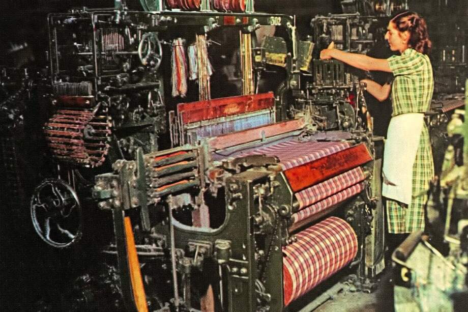 Obrera manejando una máquina de la compañía. / Archivo Fabricato