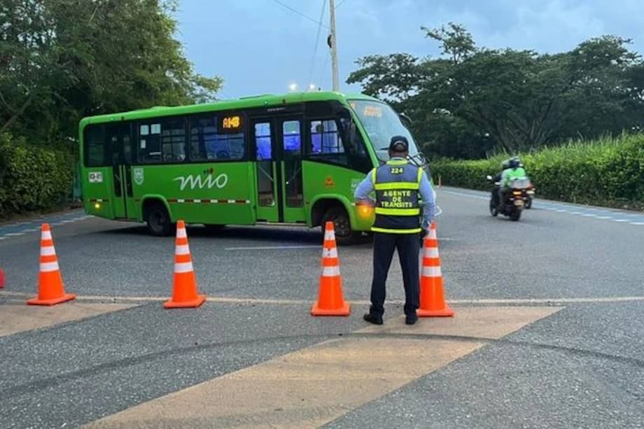 Los trabajos hacen parte de la ampliación de la avenida Cañasgordas y contemplan el montaje de la estructura metálica del nuevo puente vehicular.