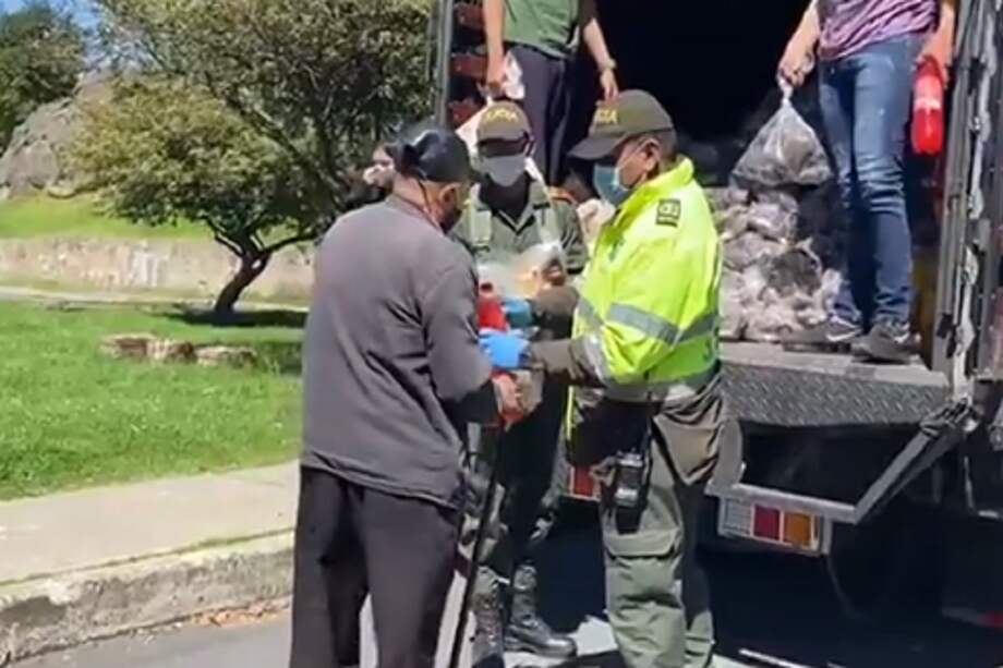 La Policía entregó más de 300 mercados.