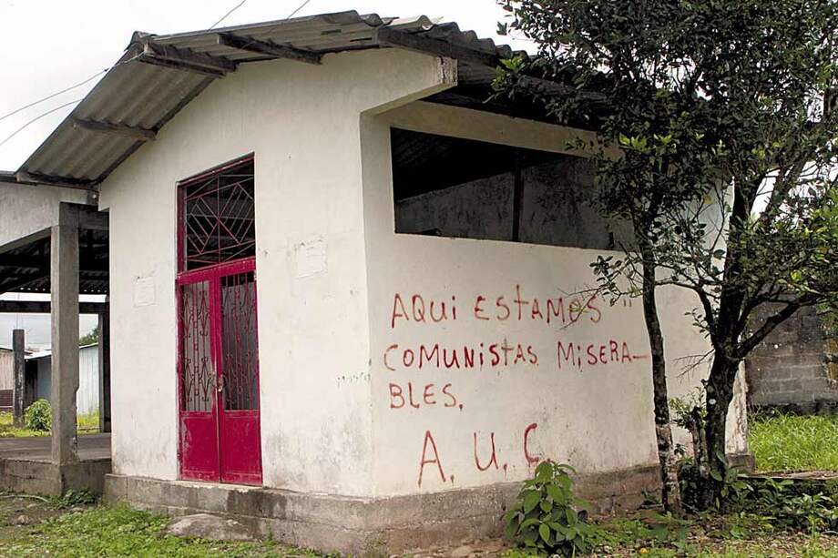Cuando los paramilitares llegaron a Putumayo llenaron las calles y casas de grafitis con mensajes intimidatorios. / Fotos: Centro de Memoria Histórica